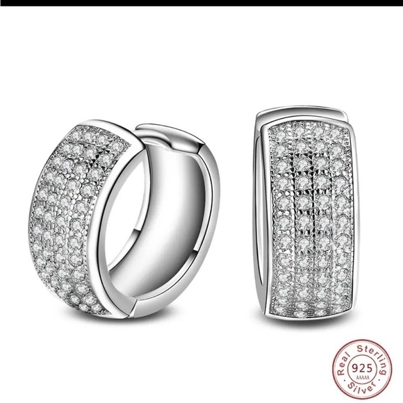 ⭐️NEW 925 Sterling Silver Micro Pave Huggie Hoop Earrings - Picture 1 of 6